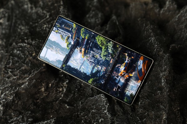 红魔11S Pro+:贯穿风道+脉动水冷 硬核散热的双重奏 红魔11S Pro+:贯穿风道+脉动水冷 硬核散热的双重奏
