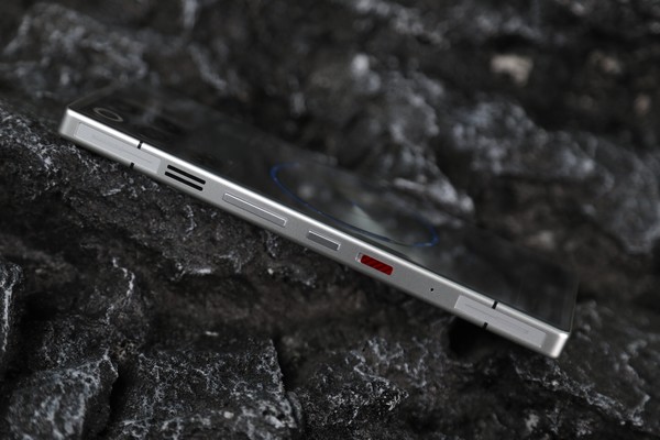 红魔11S Pro+:贯穿风道+脉动水冷 硬核散热的双重奏 红魔11S Pro+:贯穿风道+脉动水冷 硬核散热的双重奏