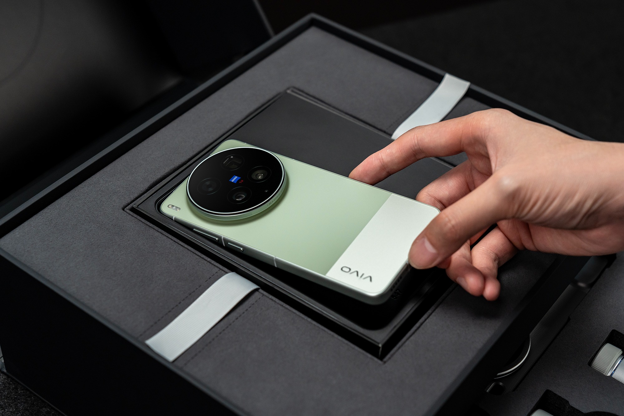 vivo X300 Ultra摄影师套装开箱:赴一场影像之约,揽一份复古惊艳!