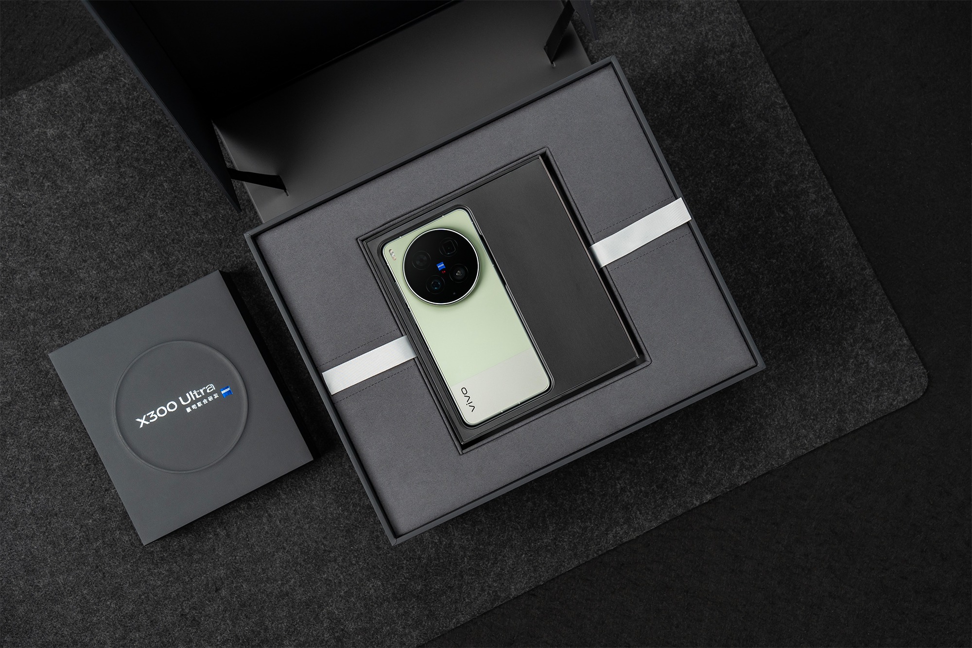 vivo X300 Ultra摄影师套装开箱:赴一场影像之约,揽一份复古惊艳!