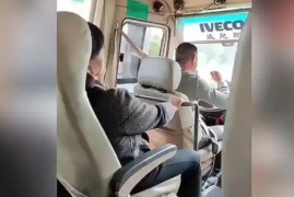客车司机开车途中嗦粉吓坏乘客 看交警回应！