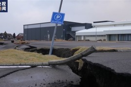 一天发生上千次地震后：冰岛一小镇地面出现15公里裂缝！