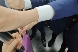 王传福坐地铁参加北京车展引热议 网友：这身价挤地铁 够接地气