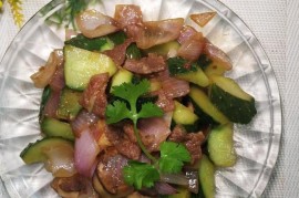怎样做美味的黄瓜洋葱炒牛肉？