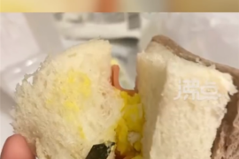 女子面包中吃出2厘米带锈刀片上热搜 网友：食品安全不容忽视