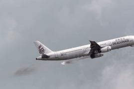 泰国一客机引擎爆炸喷火紧急返航：多名乘客空中晕倒