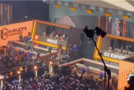 《CS2》比赛中观众冲上舞台与安保人员纠缠 结果撞碎奖杯