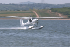 全球首架水上电动飞机云南开飞：可在水面起飞和降落 续航180千米