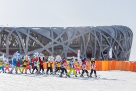 鸟巢欢乐冰雪季首推高台滑雪项目，15岁及以下青少年免门票