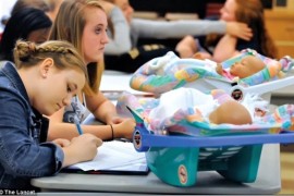 为防早孕 美国高中让学生照顾假娃娃：结果哭笑不得