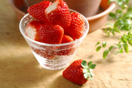 冬天吃草莓还是夏天吃草莓(为什么草莓冬天才能吃夏天不能吃)(冬天吃草莓还是车厘子)