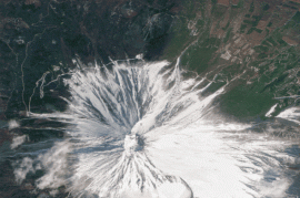 日本富士山的积雪全化了！看看中国卫星拍的美照