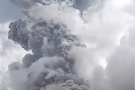 印尼火山喷发致11名登山者死亡：另有12人失联
