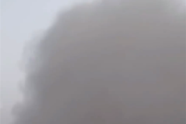 新疆多地遭强沙尘：大风刮起百米沙墙遮天蔽日 道路瞬间被覆盖