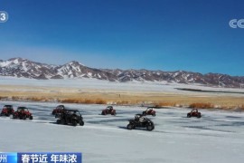 赏冰雕闹冰雪 新疆博州赛里木湖冰雪欢腾迎新春