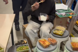 李国庆晒吃饭视频：一个人吃10个菜 网友迷茫了