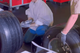 刘亦菲晒8秒给法拉利F1赛车换轮胎视频 网友：又酷又飒