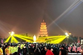（新春走基层）民众夜游西安大唐不夜城 品味“中国年”