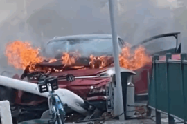 大众ID电动车转弯时撞柱 整车起火被烧毁