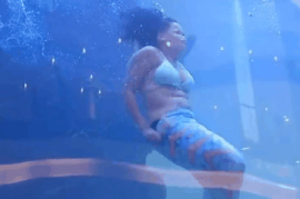 “美人鱼”水底表演被卡住 脱衣逃生 网友：几秒钟就演示了进化论