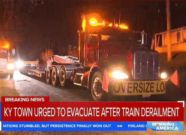 美国运送有毒货物火车脱轨：2节车厢泄漏引发大火