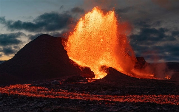 火山随时喷发 冰岛计划向火山熔岩浇水：一举多得-图2