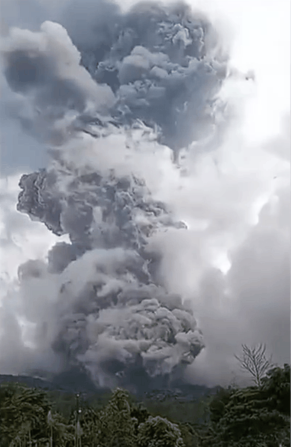 印尼火山喷发致11名登山者死亡：另有12人失联-图1