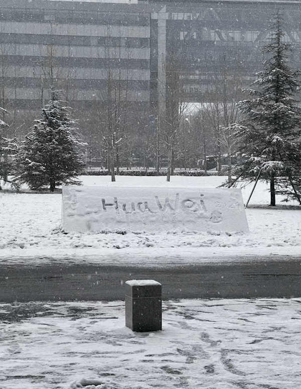 北京下雪后 联想总部门牌石被人涂鸦成华为-图1