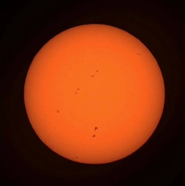 太阳表面惊现庞大黑子群：最大的能塞进去3个地球