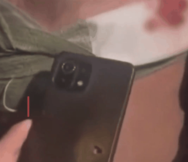 俄罗斯士兵胸口中枪 中国手机挡下子弹！具体品牌不详-图1