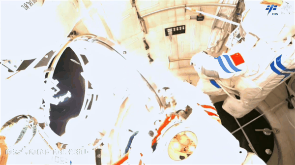 神舟十七号航天员首次出舱 全程视频回顾：航天员如何修太阳翼-图1