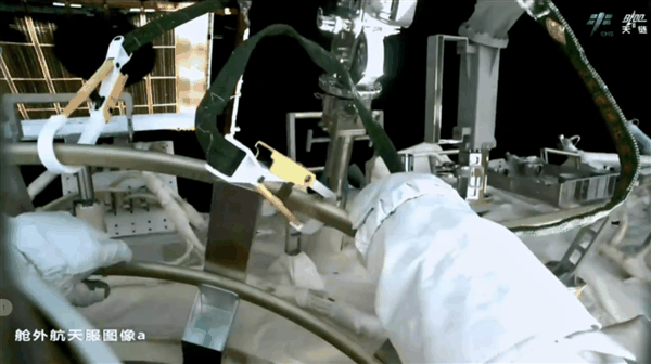 神舟十七号航天员首次出舱 全程视频回顾：航天员如何修太阳翼-图3