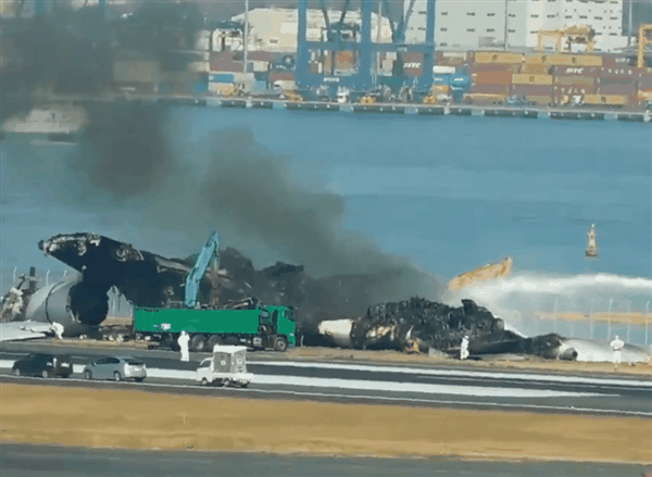 致5死1重伤 日本撞毁客机清理过程中又冒烟起火：消防车紧急救援-图2
