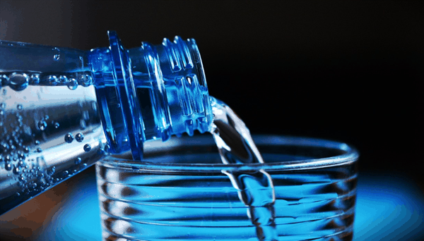 惊人发现！研究称瓶装水中塑料颗粒数量远超认知：可进入人体血液-图4