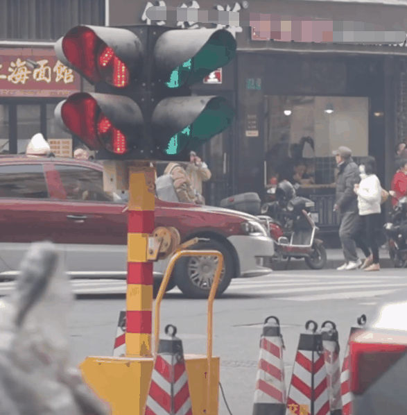 上海新网红打卡地！《繁花》爆火让黄河路人多到新装红绿灯-图1
