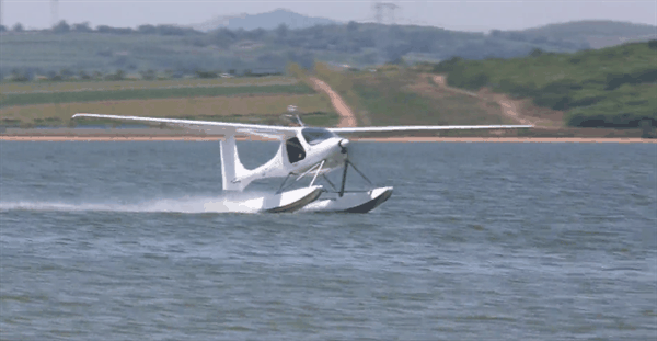 全球首架水上电动飞机云南开飞：可在水面起飞和降落 续航180千米-图1