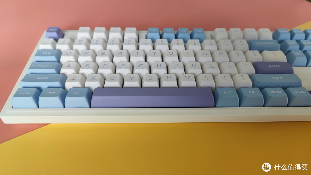 好看得不像实力派，杜伽K100冰莓奶昔轴机械键盘，颜值与实用的完美结合-图1
