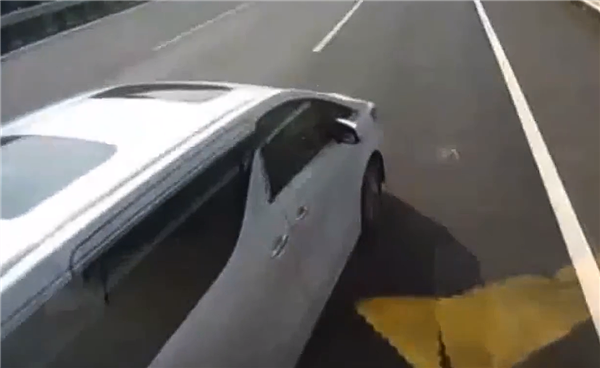丰田埃尔法超车后立即变道被撞：驾驶员负全责还被罚款