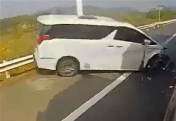 丰田埃尔法超车后立即变道被撞：驾驶员负全责还被罚款