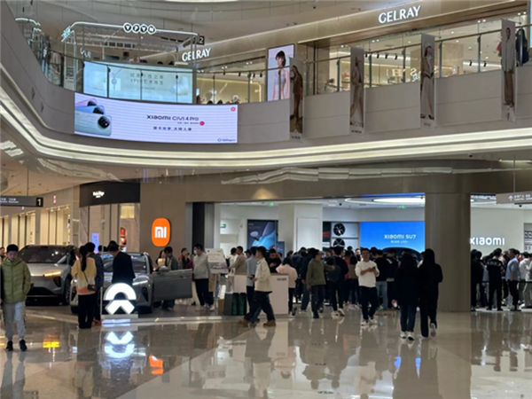 小米SU7上市首日：有门店预定数超一千 店员称凌晨2点下班7点又上班
