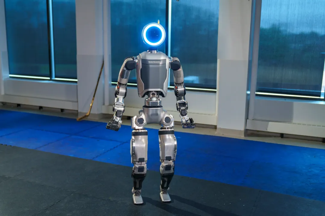 波士顿动力新版人形机器人Atlas问世，纯电驱动