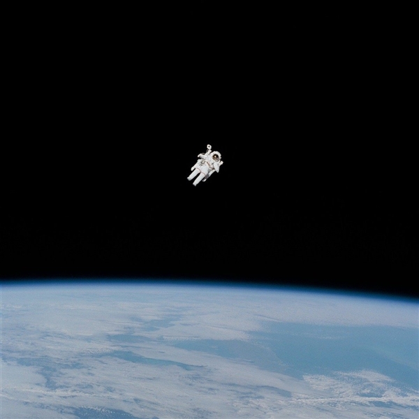 博主放出迄今为止最恐怖的太空照片之一：人类首次无系绳太空行走