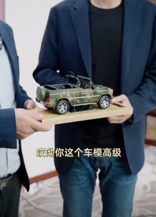 雷军带SU7车队拜访北汽集团：感谢对小米汽车巨大帮助