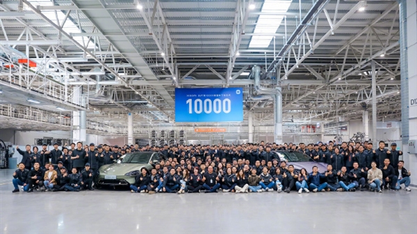 发布后32天！雷军宣布：小米SU7量产的第10000辆整车正式下线